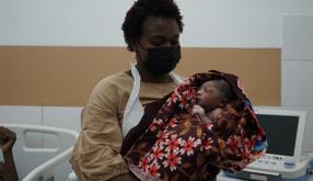 Mozambik’te Boynuna Kordon Dolanan Bebeği Hayata Tutundurduk