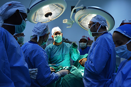 Ameliyat Yapan Doktor